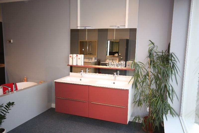 Salle de bain ROCCHETTI MARPEZA expo magasin stratifié lie de vin .