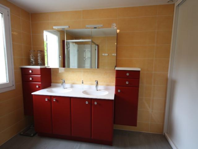 Salle de bains ROCCHETTI modèle PRISMA polymère rouge plan vasque moulé.