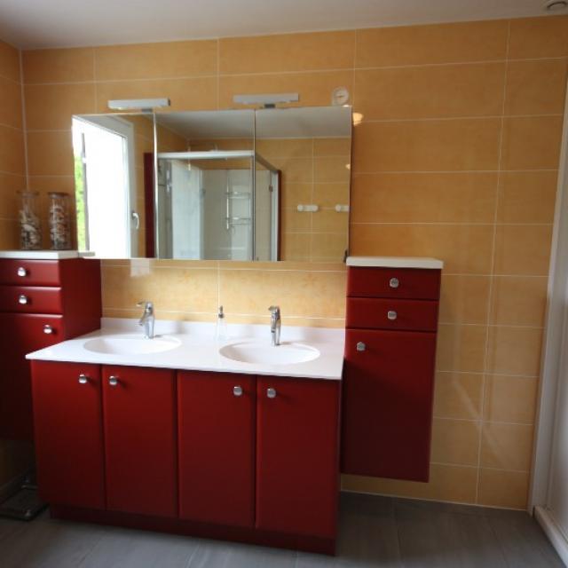Salle de bains ROCCHETTI modèle PRISMA polymère rouge plan vasque moulé.
